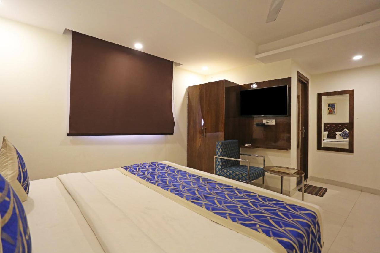 Hotel Emblem Suites- Near Delhi Airport Yeni Delhi Dış mekan fotoğraf