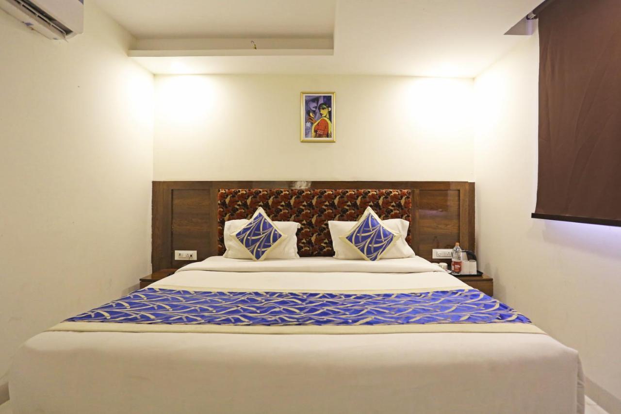 Hotel Emblem Suites- Near Delhi Airport Yeni Delhi Dış mekan fotoğraf