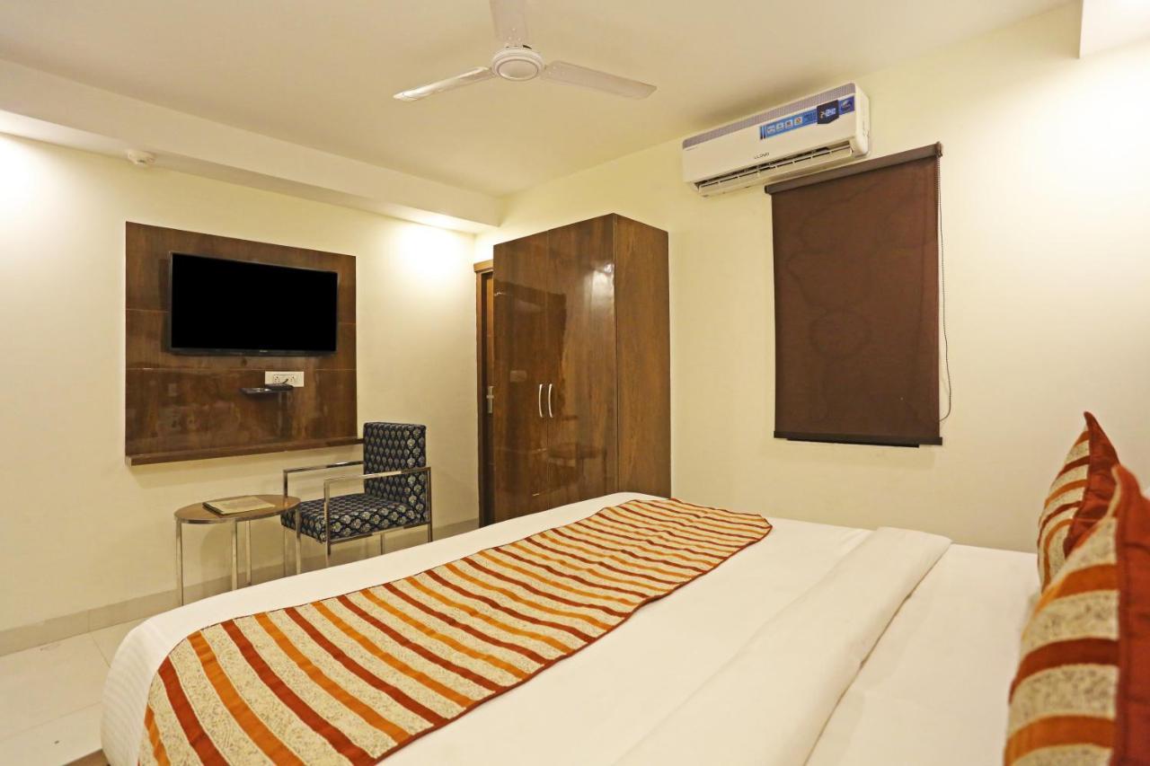Hotel Emblem Suites- Near Delhi Airport Yeni Delhi Dış mekan fotoğraf