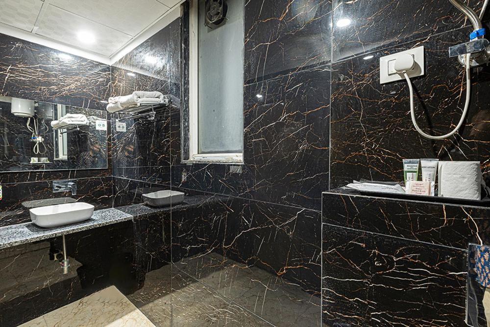 Hotel Emblem Suites- Near Delhi Airport Yeni Delhi Dış mekan fotoğraf