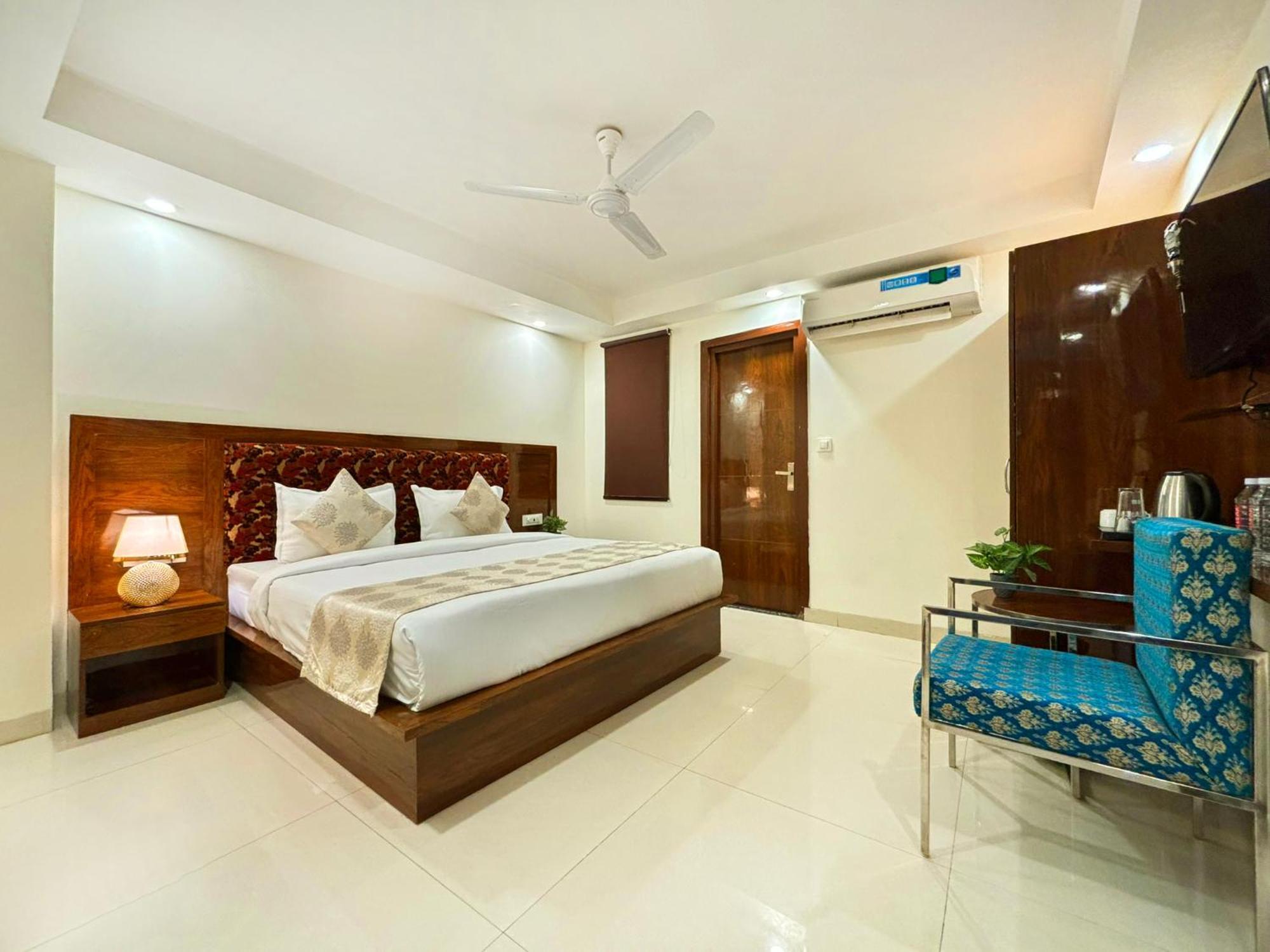 Hotel Emblem Suites- Near Delhi Airport Yeni Delhi Dış mekan fotoğraf