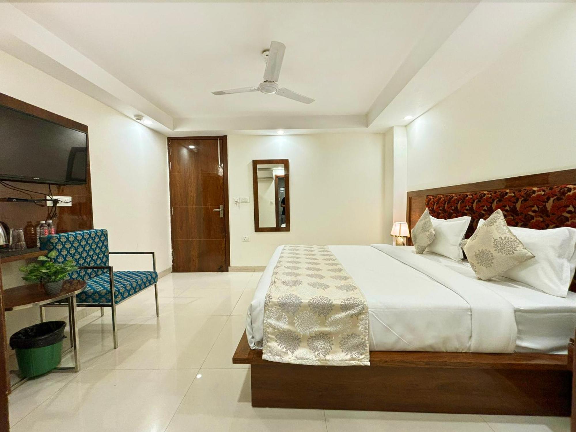 Hotel Emblem Suites- Near Delhi Airport Yeni Delhi Dış mekan fotoğraf