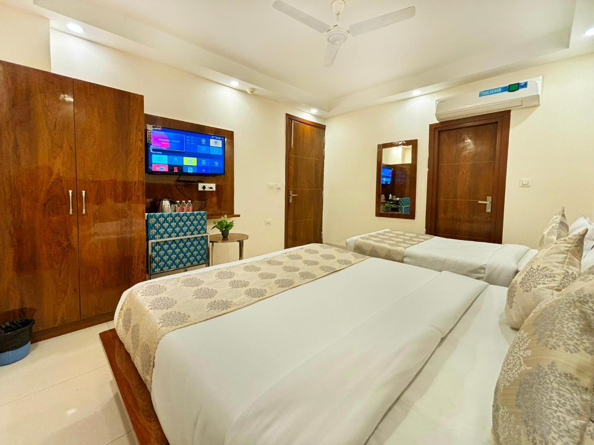 Hotel Emblem Suites- Near Delhi Airport Yeni Delhi Dış mekan fotoğraf