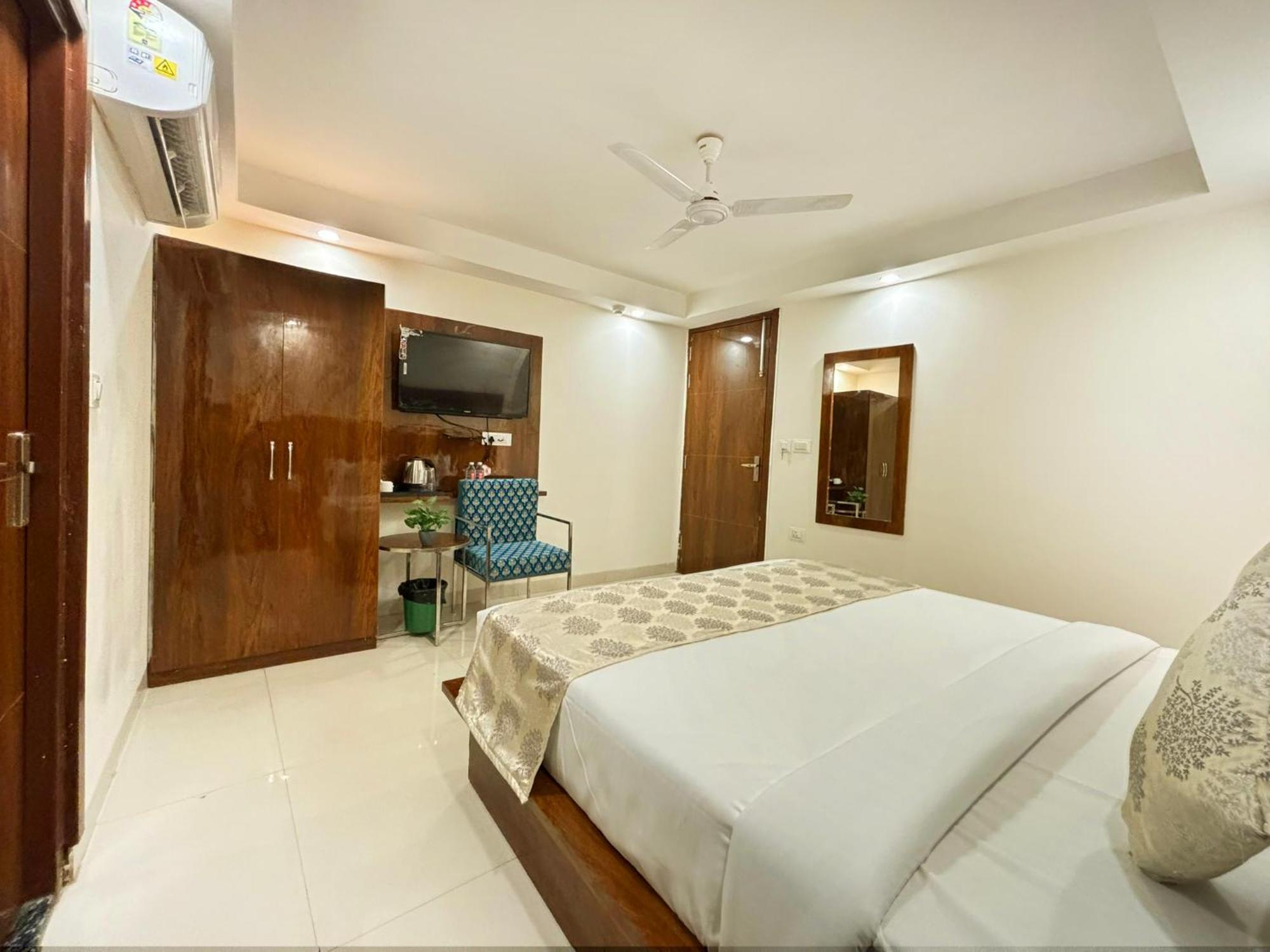 Hotel Emblem Suites- Near Delhi Airport Yeni Delhi Dış mekan fotoğraf