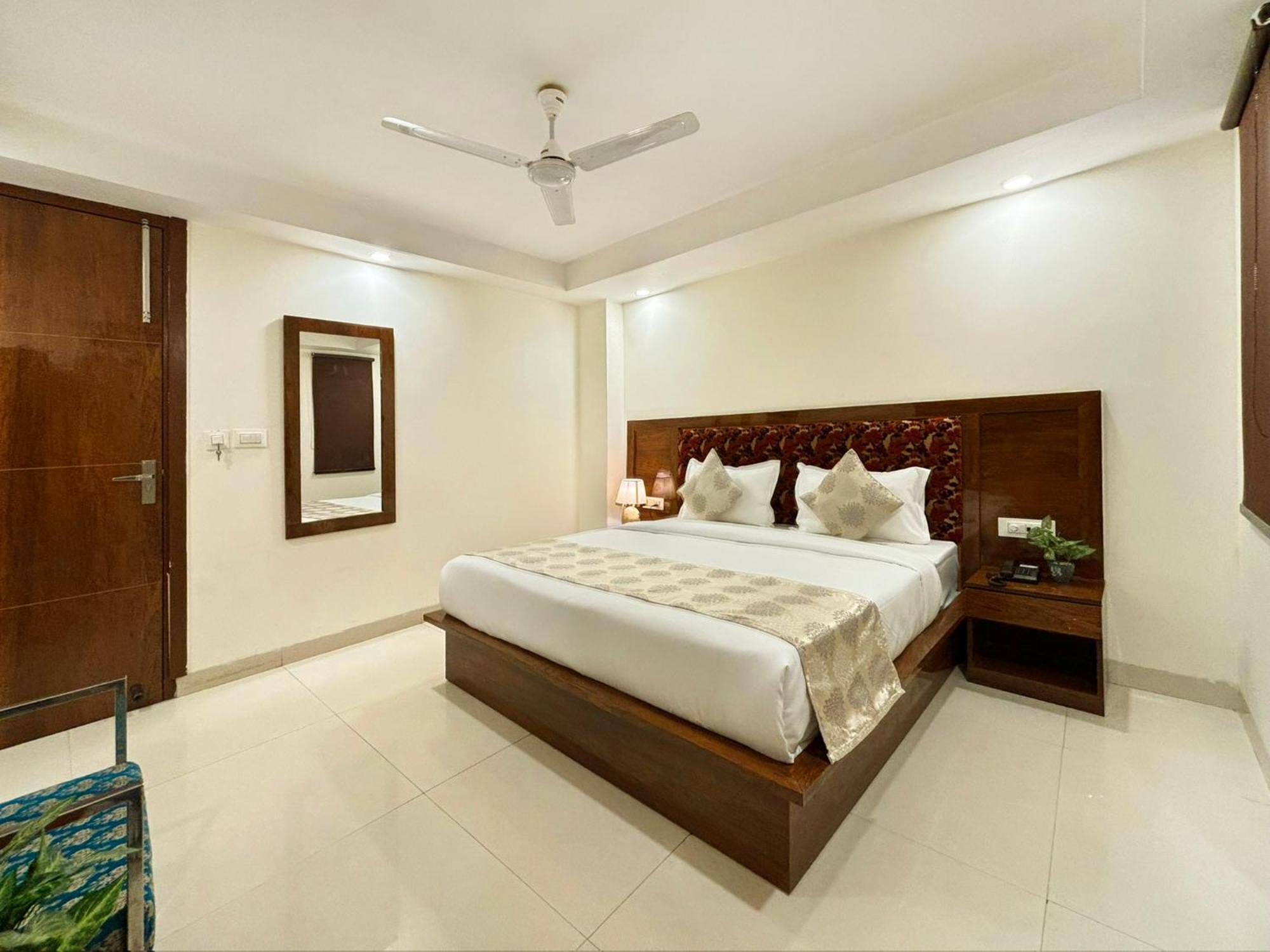 Hotel Emblem Suites- Near Delhi Airport Yeni Delhi Dış mekan fotoğraf