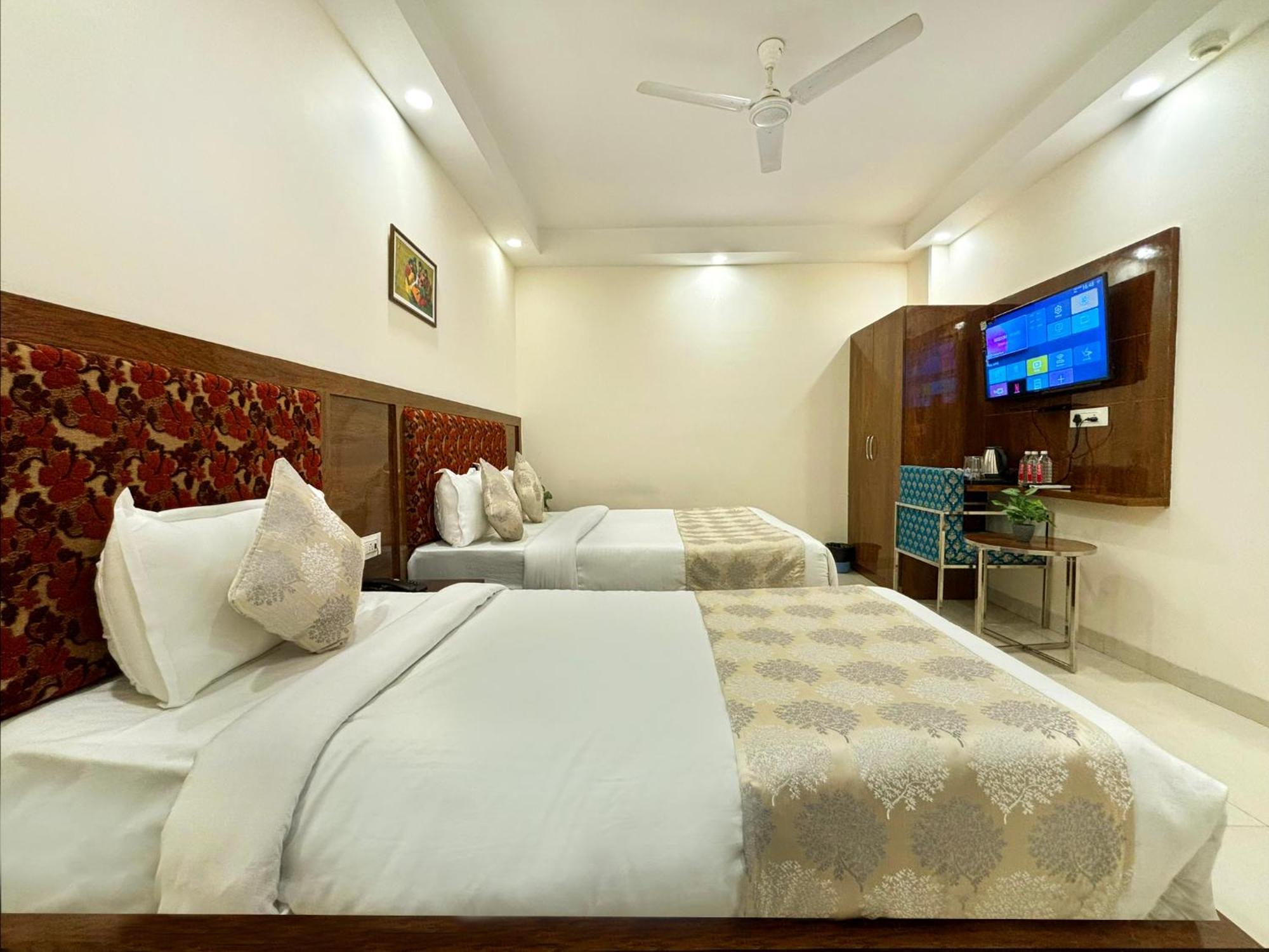 Hotel Emblem Suites- Near Delhi Airport Yeni Delhi Dış mekan fotoğraf