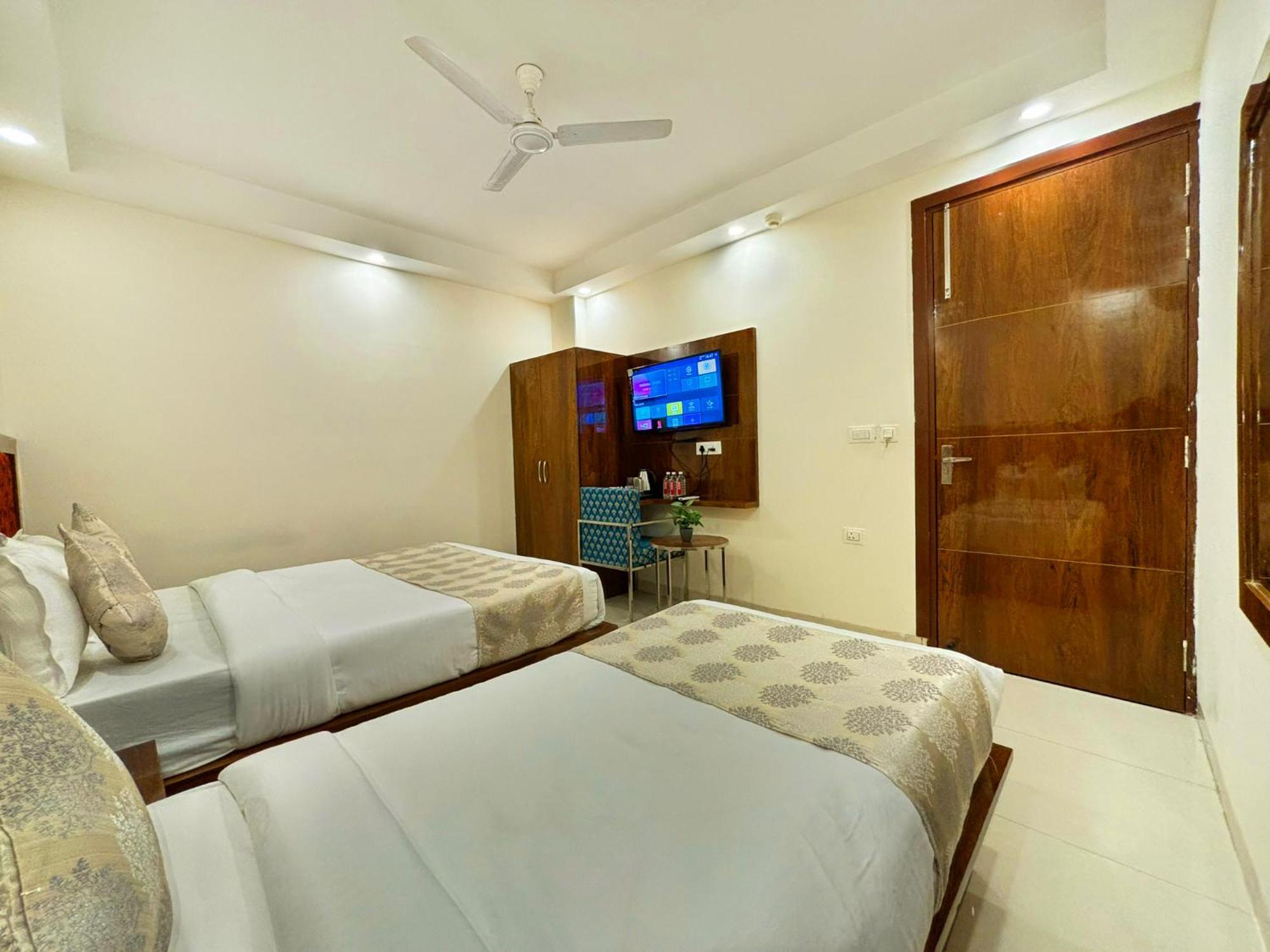 Hotel Emblem Suites- Near Delhi Airport Yeni Delhi Dış mekan fotoğraf