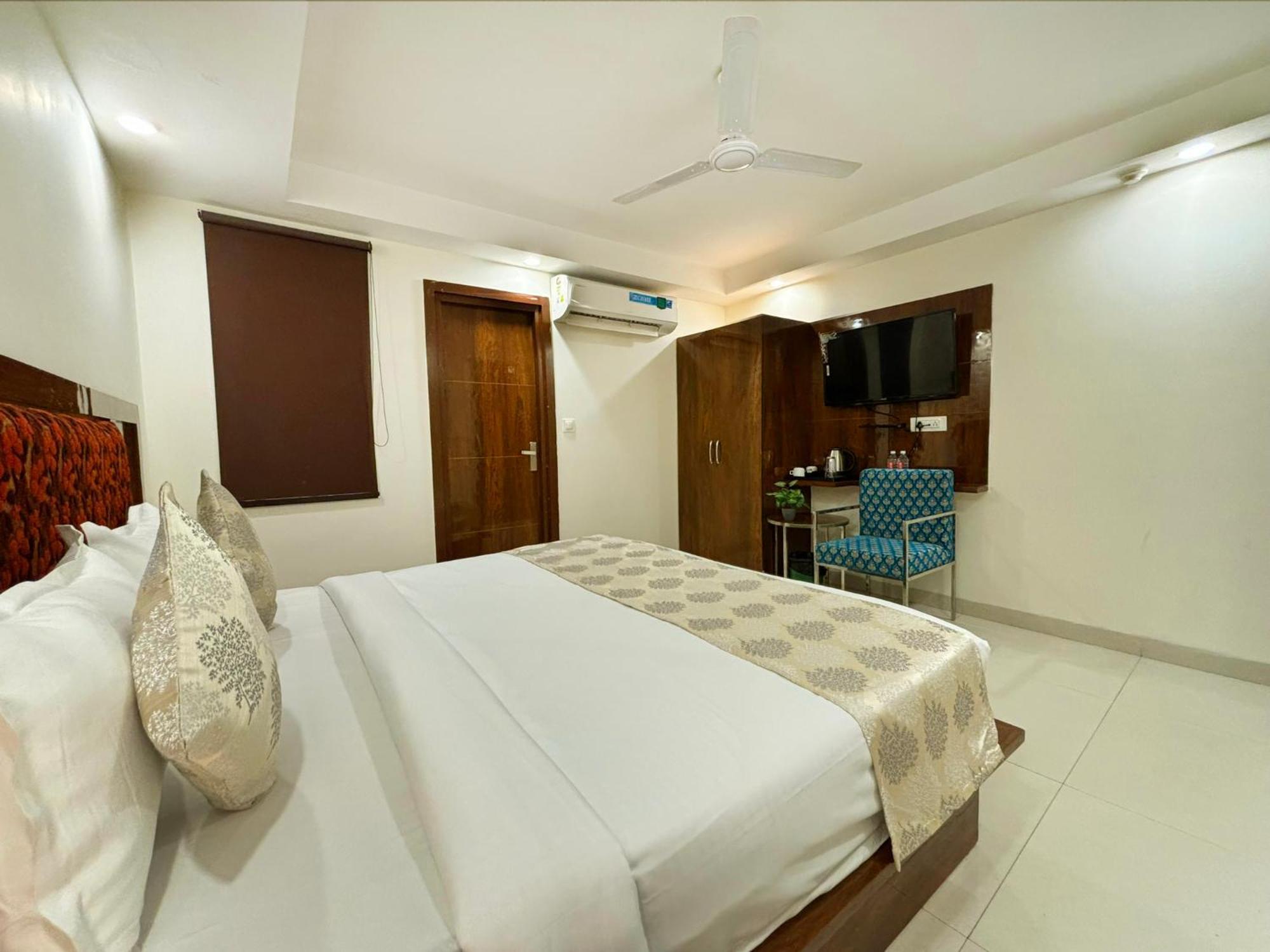 Hotel Emblem Suites- Near Delhi Airport Yeni Delhi Dış mekan fotoğraf