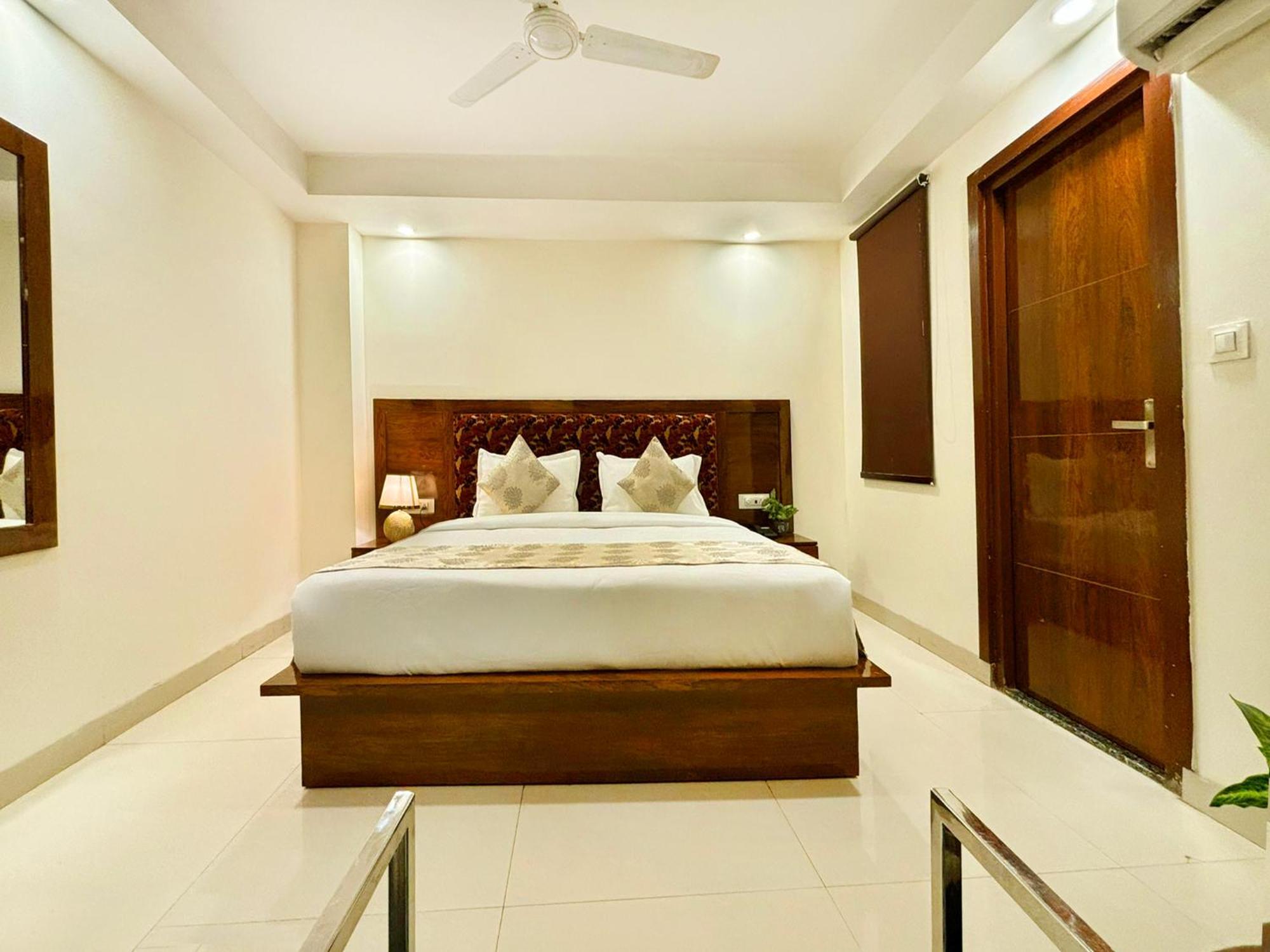 Hotel Emblem Suites- Near Delhi Airport Yeni Delhi Dış mekan fotoğraf