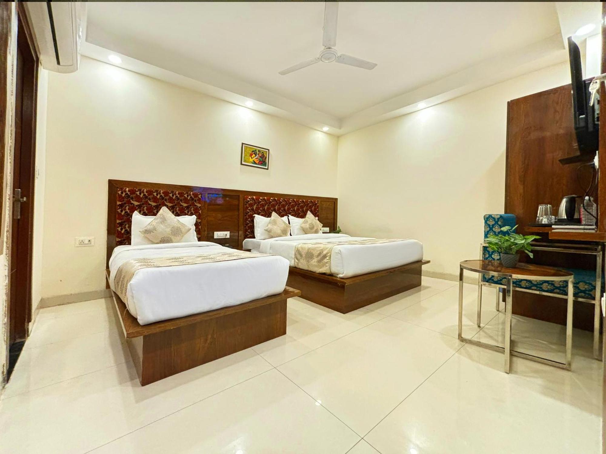 Hotel Emblem Suites- Near Delhi Airport Yeni Delhi Dış mekan fotoğraf