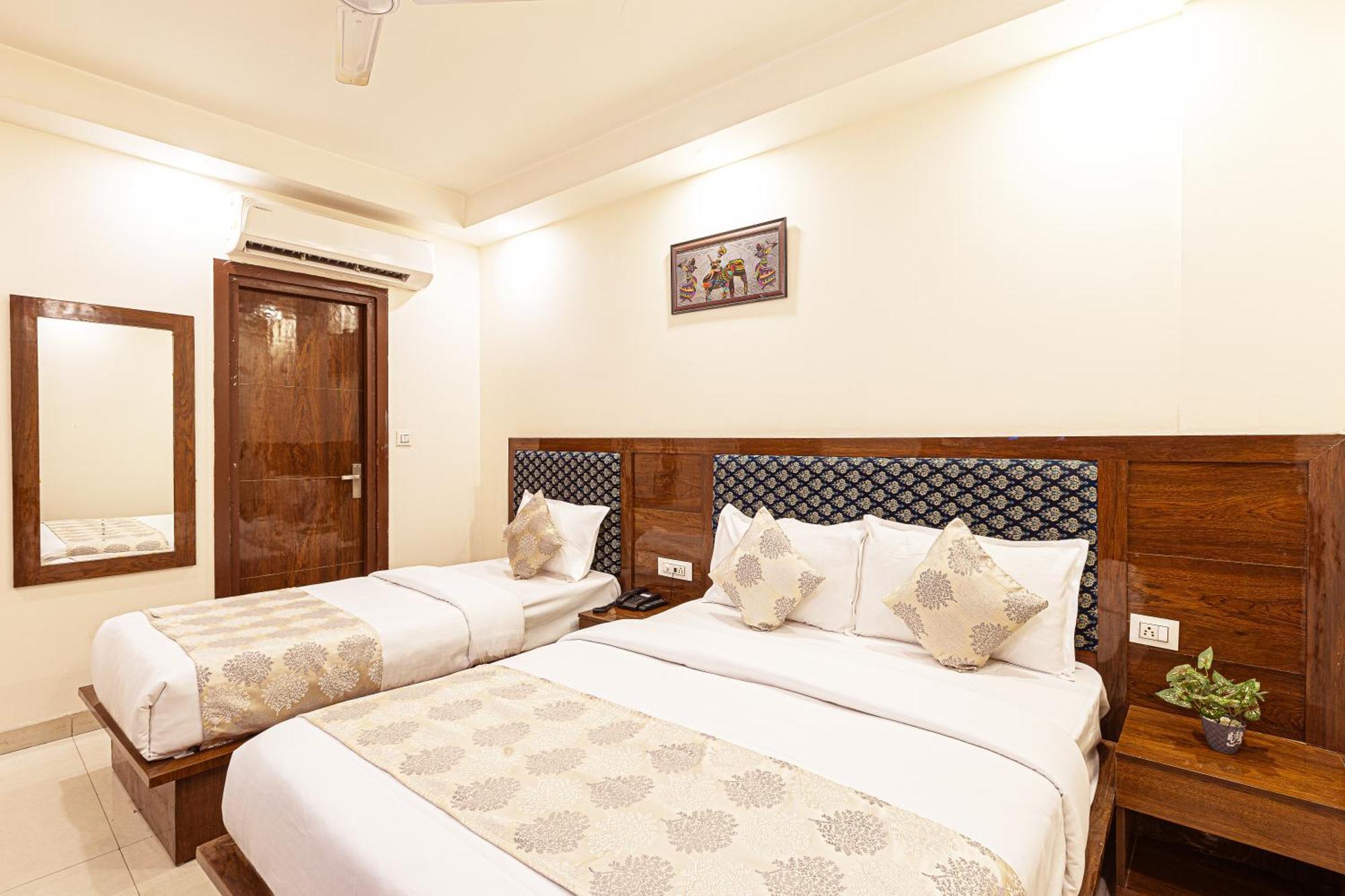 Hotel Emblem Suites- Near Delhi Airport Yeni Delhi Dış mekan fotoğraf