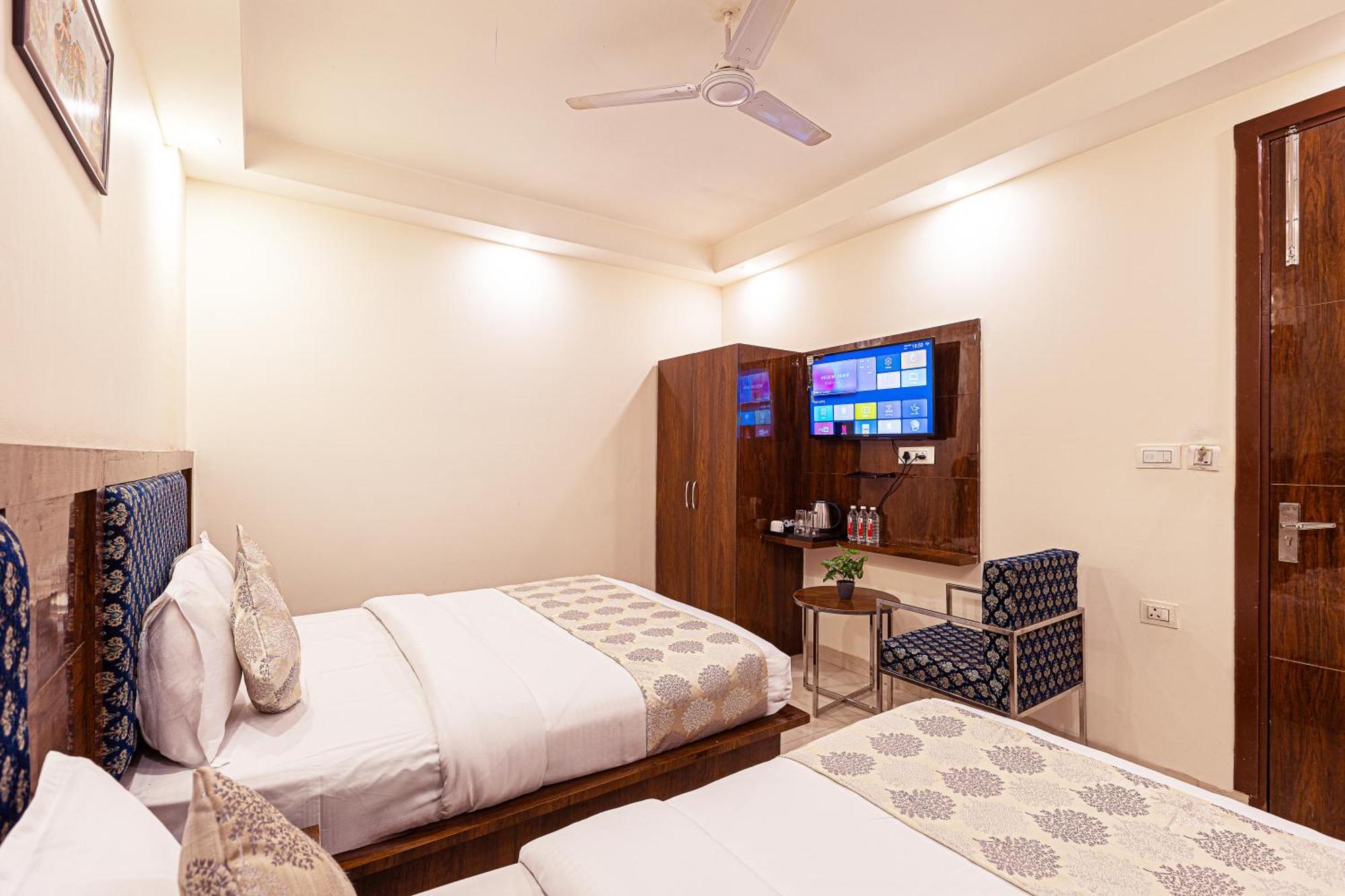 Hotel Emblem Suites- Near Delhi Airport Yeni Delhi Dış mekan fotoğraf