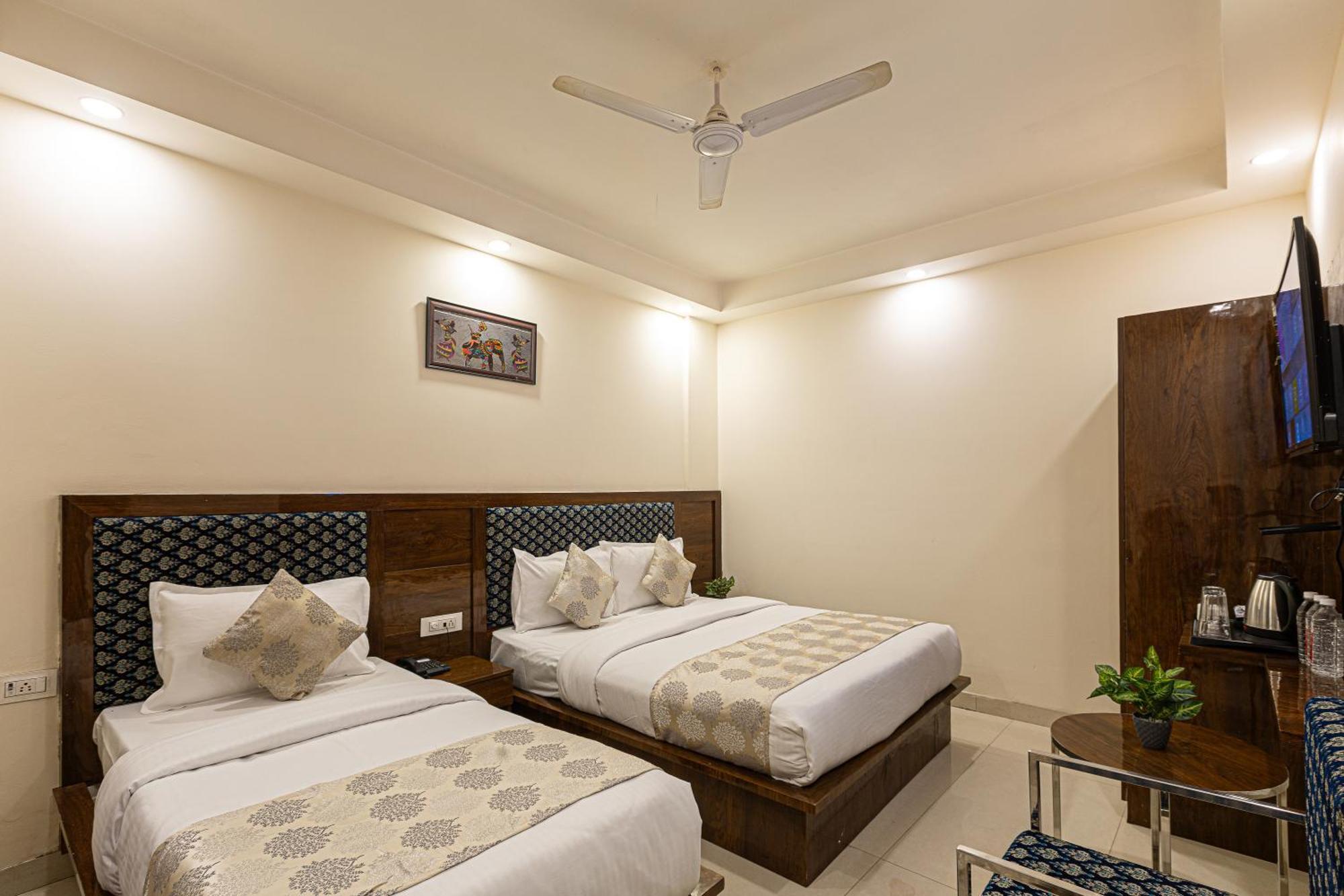 Hotel Emblem Suites- Near Delhi Airport Yeni Delhi Dış mekan fotoğraf
