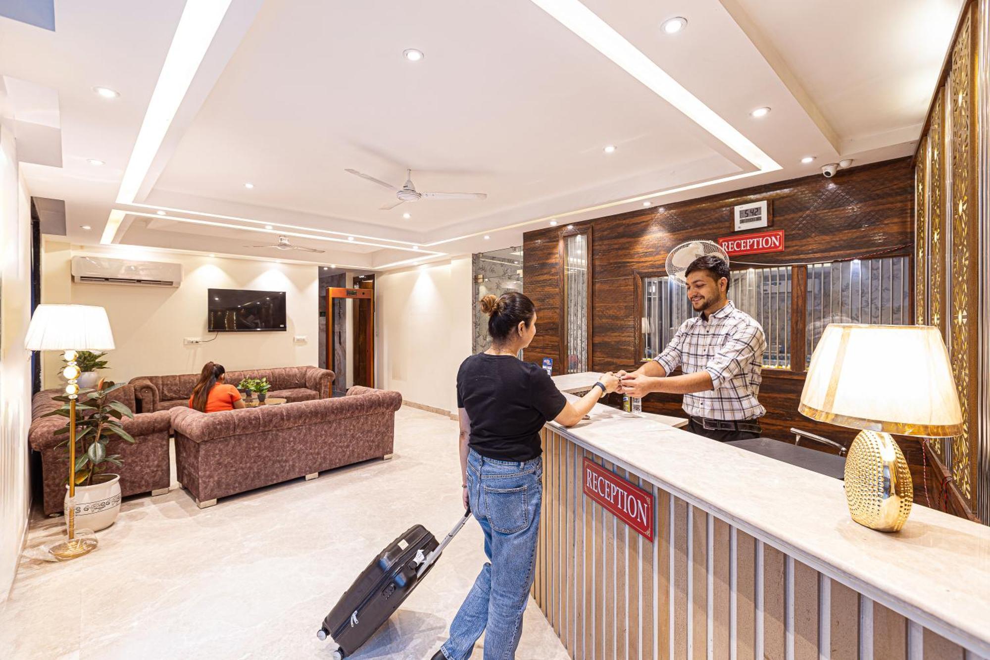 Hotel Emblem Suites- Near Delhi Airport Yeni Delhi Dış mekan fotoğraf