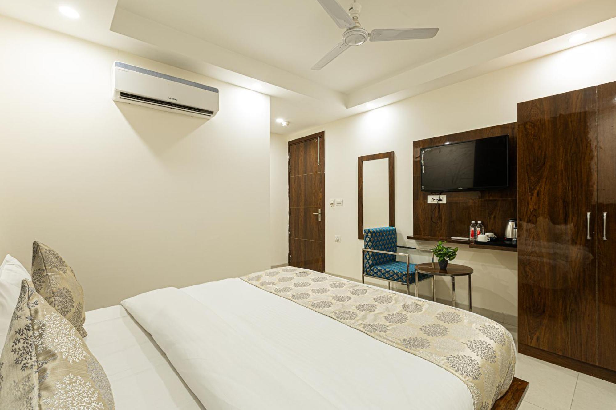 Hotel Emblem Suites- Near Delhi Airport Yeni Delhi Dış mekan fotoğraf