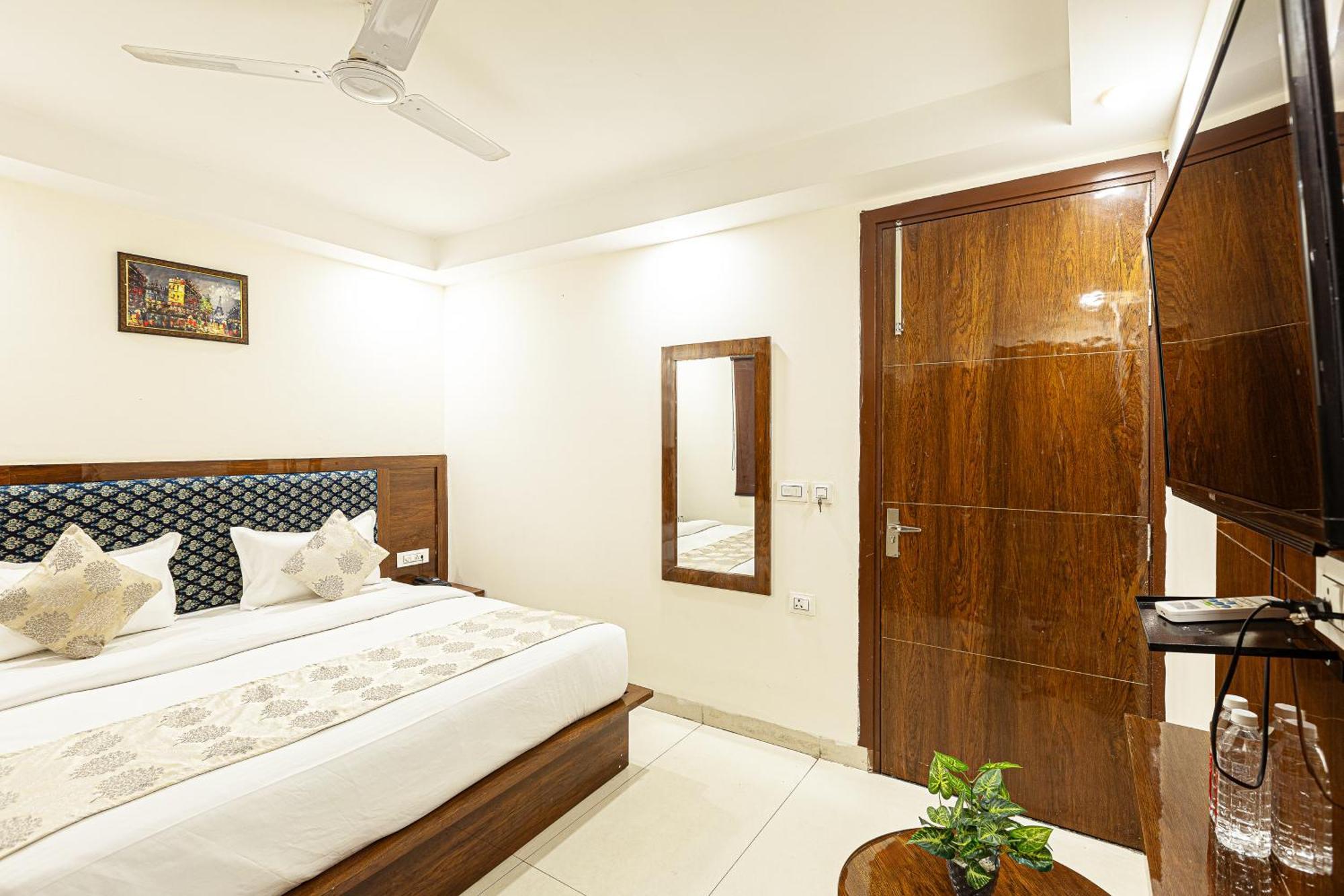 Hotel Emblem Suites- Near Delhi Airport Yeni Delhi Dış mekan fotoğraf