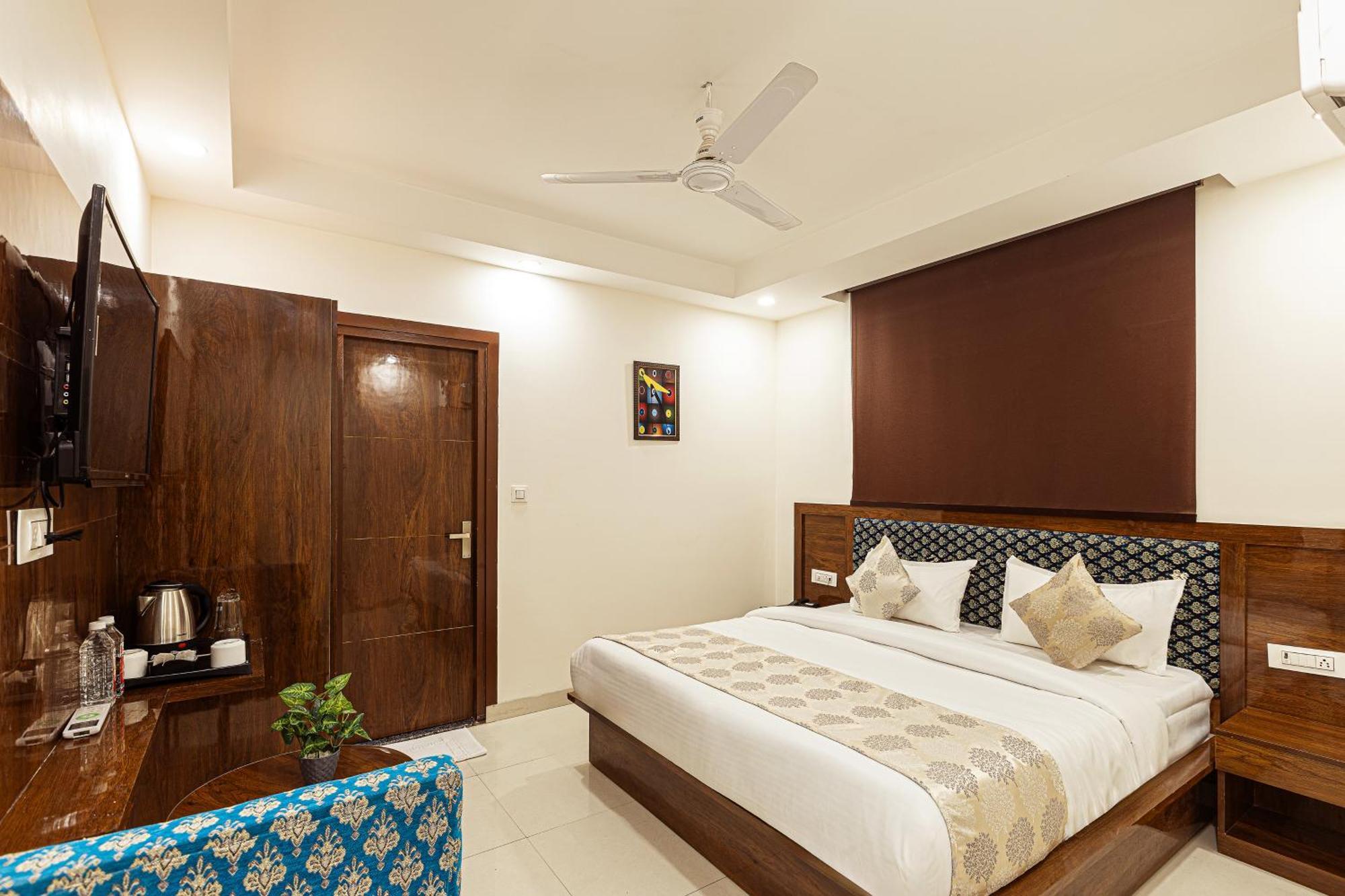 Hotel Emblem Suites- Near Delhi Airport Yeni Delhi Dış mekan fotoğraf