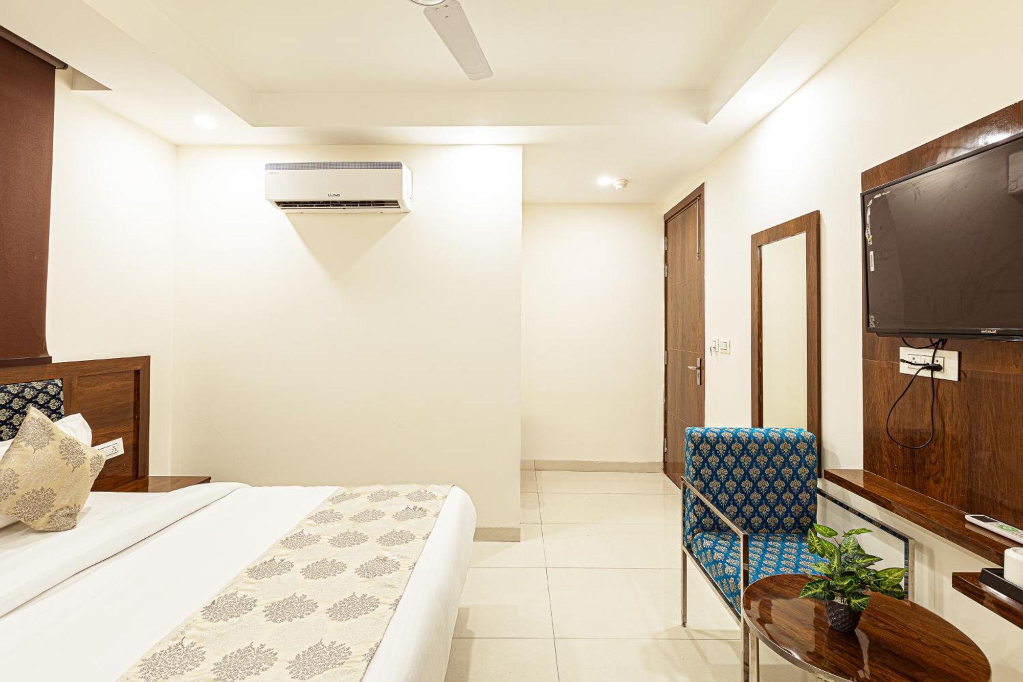 Hotel Emblem Suites- Near Delhi Airport Yeni Delhi Dış mekan fotoğraf