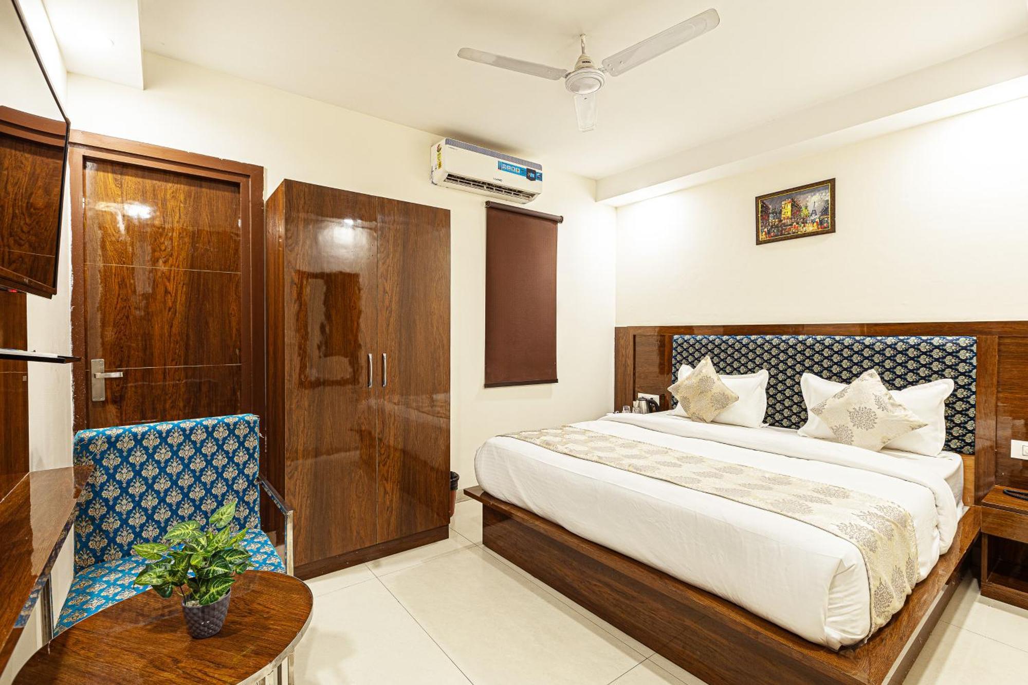 Hotel Emblem Suites- Near Delhi Airport Yeni Delhi Dış mekan fotoğraf